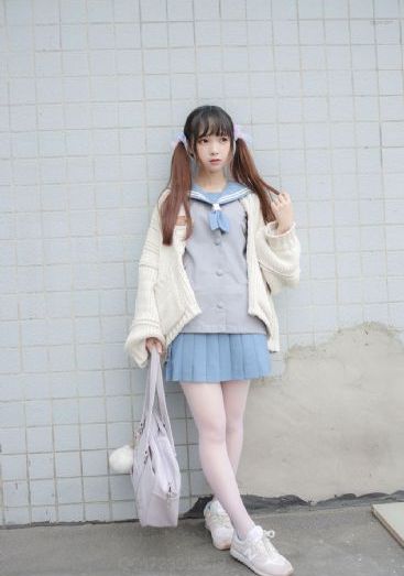 小丹慢慢张开双腿淑芬